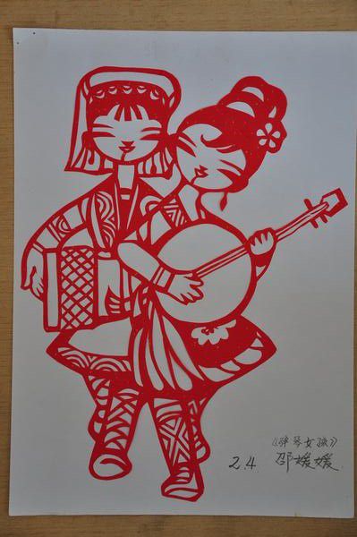 小学生剪纸作品：弹琴女孩