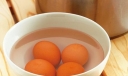 鸡蛋皮怎么去？巧剥鸡蛋皮方法，怎样给鸡蛋去皮妙招