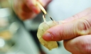 做虾怎么去除虾线？利用牙签去虾线