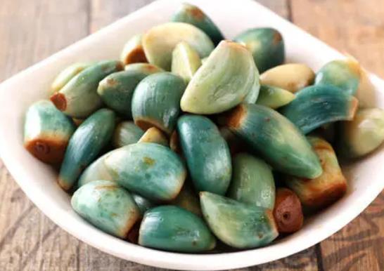 腊八蒜是蓝色的还是绿色的?腌制腊八蒜的大蒜可以用水浸泡再剥皮吗