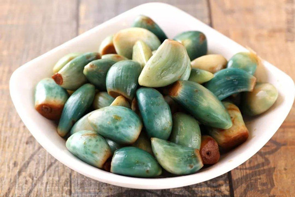 腊八蒜可以用白醋泡吗 腊八蒜可以用来炒菜吗 腊八蒜可以用白醋泡吗 腊八蒜可以用来炒菜吗