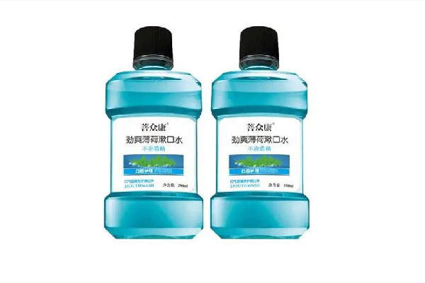 漱口水含酒精好还是不含酒精好 漱口水买什么样的好 漱口水含酒精好还是不含酒精好 漱口水买什么样的好