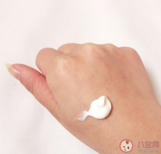 身上容易干燥起皮用什么身体乳比较好 身体乳怎么用才正确 身上容易干燥起皮用什么身体乳比较好 身体乳怎么用才正确