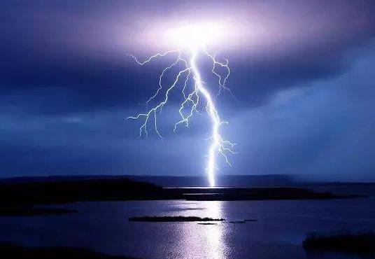 打雷玩电脑被劈的几率大不大?电脑被雷劈了开不了机怎么办