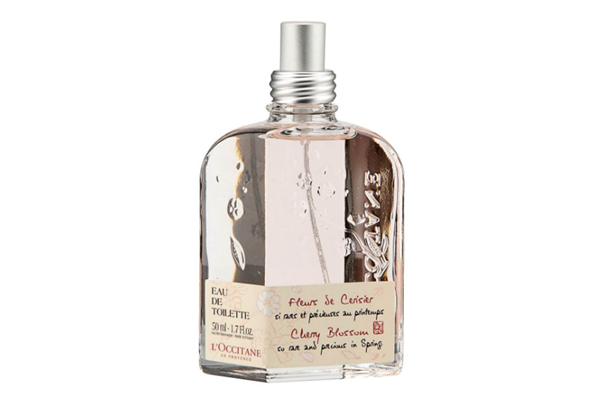 香水可以喷头发上吗 香水可以叠加喷吗 香水可以喷头发上吗 香水可以叠加喷吗