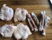 宝宝1岁吃鸡中翅怎么烧 无骨鸡翅包菜饭最适合宝宝吃1