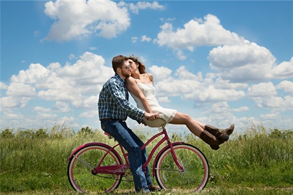 接吻伸舌头和不伸舌头有啥区别 接吻要伸舌头吗 接吻伸舌头和不伸舌头有啥区别 接吻要伸舌头吗