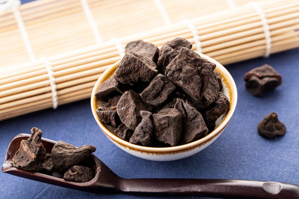 何首乌哪些人不能吃 何首乌能和枸杞子一起泡水喝吗 何首乌哪些人不能吃 何首乌能和枸杞子一起泡水喝吗