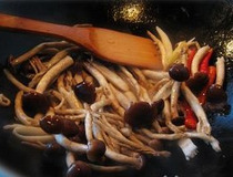 干煸茶树菇 简单美味干煸茶树菇做法4