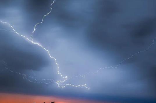 打雷玩电脑会怎么样?怎么判断电脑被雷劈了没?