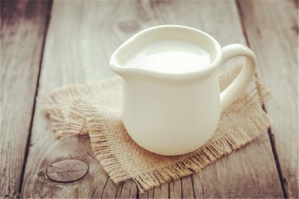 儿童喝牛奶好还是喝奶粉好 儿童喝牛奶要喝到多大 儿童喝牛奶好还是喝奶粉好 儿童喝牛奶要喝到多大