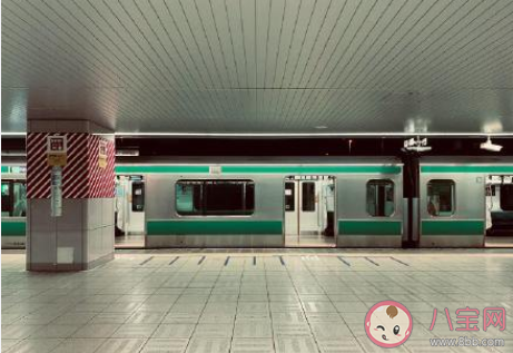 被地铁门夹住如何自救 乘坐地铁时的安全小tips 被地铁门夹住如何自救 乘坐地铁时的安全小tips