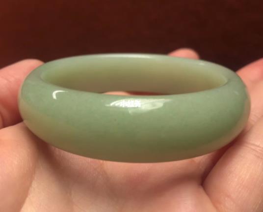 佘太翠玉手镯能养人吗?佘太翠与翡翠有啥区别?