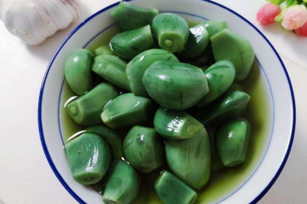 腊八蒜怎么腌制又绿又好吃 腊八蒜的功效和作用 腊八蒜怎么腌制又绿又好吃 腊八蒜的功效和作用