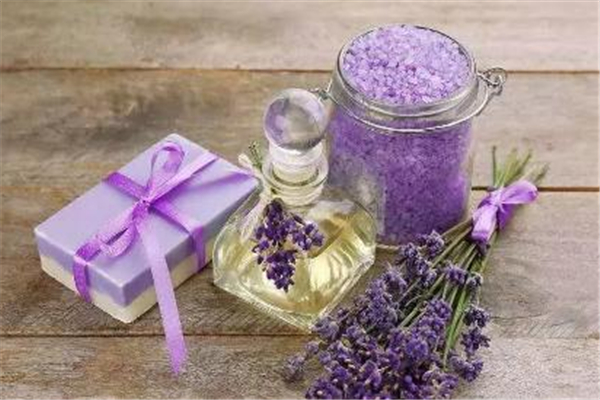 薰衣草精油可以大规模涂抹吗 薰衣草精油涂多了怎么办 薰衣草精油可以大规模涂抹吗 薰衣草精油涂多了怎么办