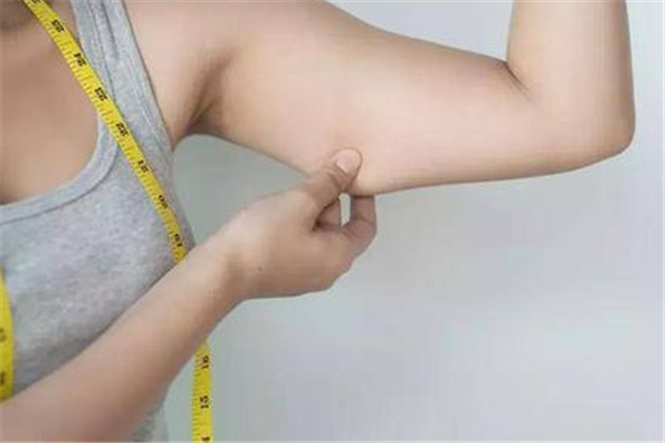 拜拜肉里面的颗粒是脂肪吗 拜拜肉跟年纪有关么 拜拜肉里面的颗粒是脂肪吗 拜拜肉跟年纪有关么