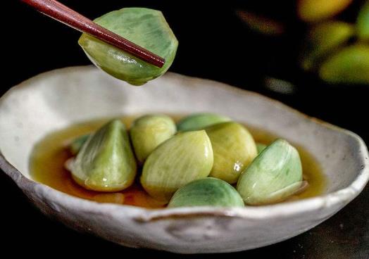 怎么让腊八蒜变绿?腊八蒜是放室内还是室外