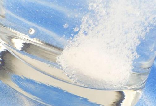 什么时候喝vc泡腾片泡的水效果最好?用维c泡腾片冲好的水能放冰箱里