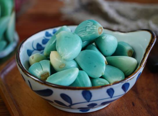 腊八蒜热了绿还是冷了绿?腊八蒜放白醋能变绿吗