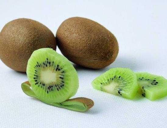 猕猴桃中间变透明了是什么情况?为什么猕猴桃有畸形果子