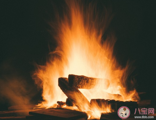 你靠在篝火旁没有感觉吗是什么意思 为什么会说你靠在篝火旁没有感觉吗 你靠在篝火旁没有感觉吗是什么意思 为什么会说你靠在篝火旁没有感觉吗