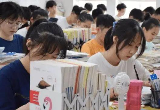 2022社会考生参加高考有年龄限制吗?职业高中参加高考与普通高中一样吗