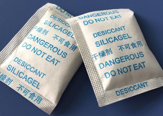 孩子把干燥剂吃进嘴巴怎么办?孩子误食干燥剂中毒多久会有反应