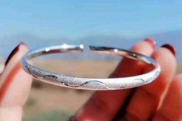 银手镯可以戴着洗澡吗 银手镯可以碰水吗 银手镯可以戴着洗澡吗 银手镯可以碰水吗