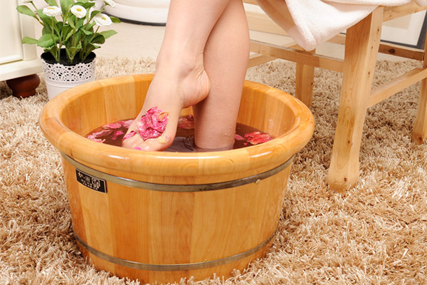 泡脚需要多少度的水温 泡脚对减肥有用吗 泡脚需要多少度的水温 泡脚对减肥有用吗