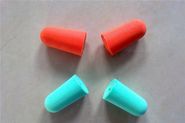 隔音耳塞有用吗 隔音耳塞和隔音耳罩哪个好