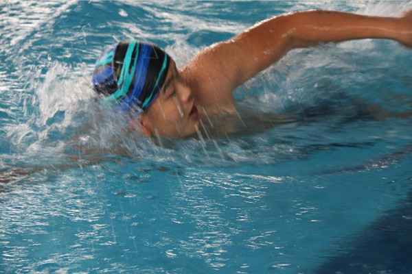 游泳对眼睛有伤害吗 游泳对皮肤好吗 游泳对眼睛有伤害吗 游泳对皮肤好吗