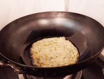 怎样做香菜玉米饼 煎香菜玉米饼调好面糊是关键5