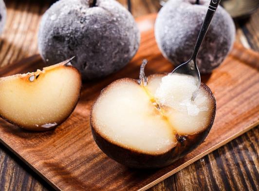 冻梨为什么是黑色的?冻梨里面为啥黑的冻梨图片