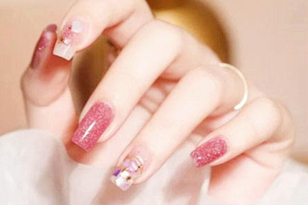 美甲做完总是翘边是怎么了 美甲翘边了怎么补救 美甲做完总是翘边是怎么了 美甲翘边了怎么补救