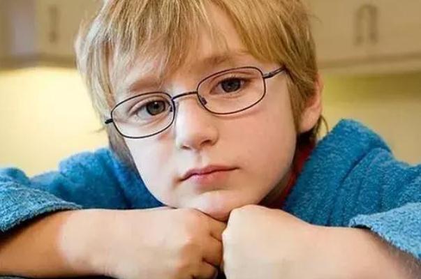 儿童近视有必要半年复查一下 儿童近视有闪光什么意思 儿童近视有必要半年复查一下 儿童近视有闪光什么意思