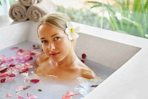 泡澡的时候可以喝酒吗 泡澡前要吃东西吗 泡澡的时候可以喝酒吗 泡澡前要吃东西吗