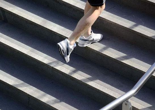 经常爬楼梯怎么保护膝盖?怎么防止爬楼梯小腿变粗
