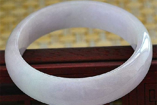 玉镯子睡觉的时候要摘下来吗 玉镯子要一直戴着吗 玉镯子睡觉的时候要摘下来吗 玉镯子要一直戴着吗