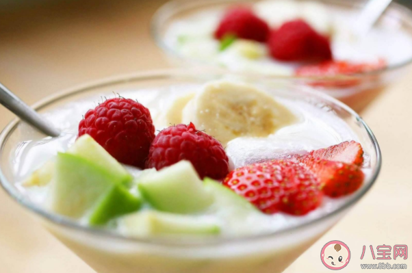 水果和牛奶可以一起食用吗 牛奶能和含草酸蔬果一起吃吗 水果和牛奶可以一起食用吗 牛奶能和含草酸蔬果一起吃吗