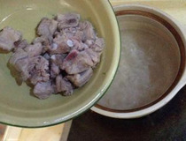 百合排骨汤家常做法 百合排骨汤好吃窍门2