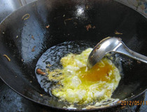 茼蒿炒鸡蛋 美味家常菜茼蒿炒鸡蛋简单做法2