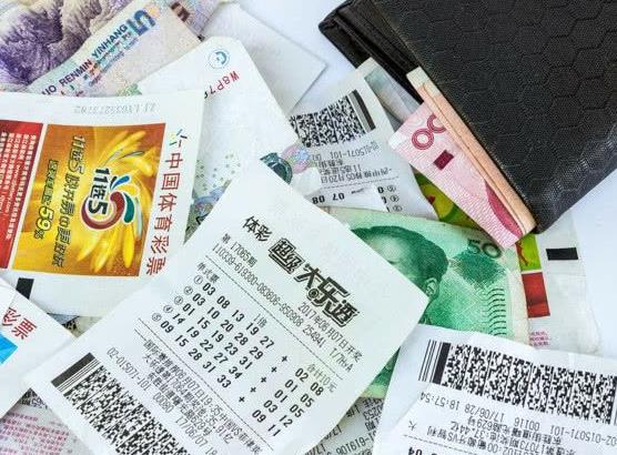 彩票领奖后出门被跟踪是真的假的?买彩票中了但是老板没有打票怎么办