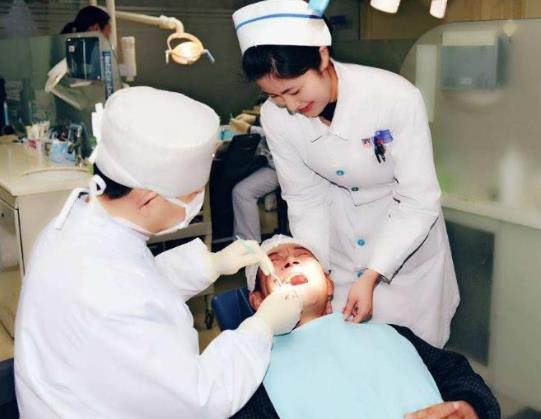 为什么拔牙第二天比第一天还疼?拔牙第二天脸肿了需要挂水吗