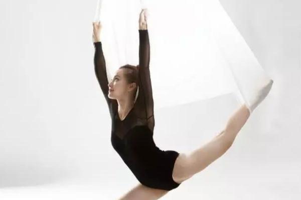 空中瑜伽是剧烈运动吗 空中瑜伽是不是很难 空中瑜伽是剧烈运动吗 空中瑜伽是不是很难