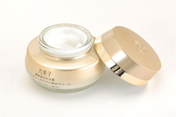 面霜每天都要用吗 用完乳液还需要用面霜吗 面霜每天都要用吗 用完乳液还需要用面霜吗