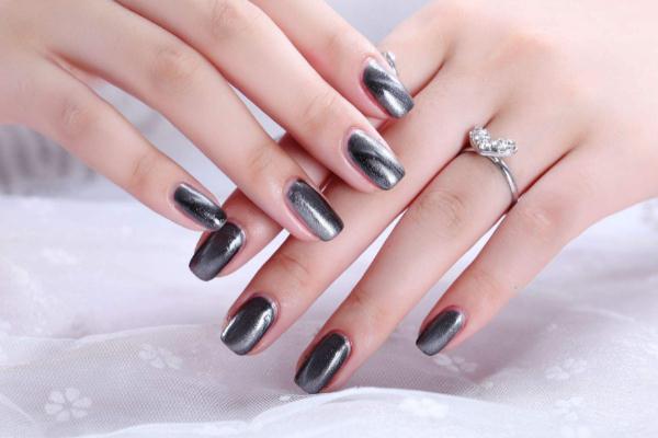 水性指甲油要涂底油吗 水性指甲油伤害大吗 水性指甲油要涂底油吗 水性指甲油伤害大吗