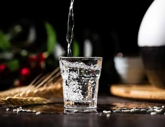 酱香型白酒好还是浓香型白酒好?浓香白酒放了9年还能喝吗