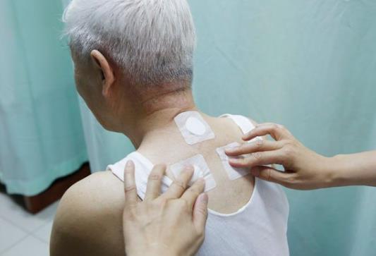 80多岁的人能贴三伏贴吗?三伏贴贴在身上很难撕下来怎么办