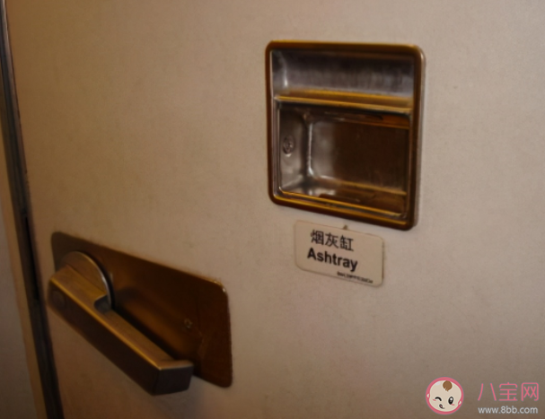 飞机上禁止吸烟为什么还会配有烟灰缸 为什么飞机上禁止吸烟