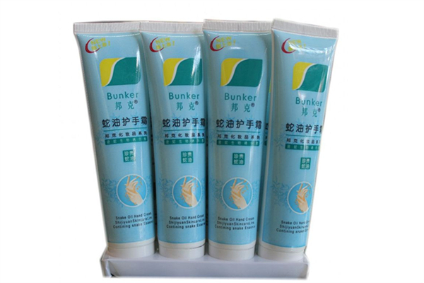 蛇油护手霜是用蛇油制成的吗 蛇油护手霜好用吗 蛇油护手霜是用蛇油制成的吗 蛇油护手霜好用吗